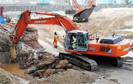 Bardai group offers excavator with breaker, specialized in the demolition and rock breaking.